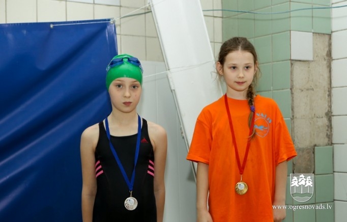 Ogrēniešiem lieliski rezultāti peldēšanas čempionātā
