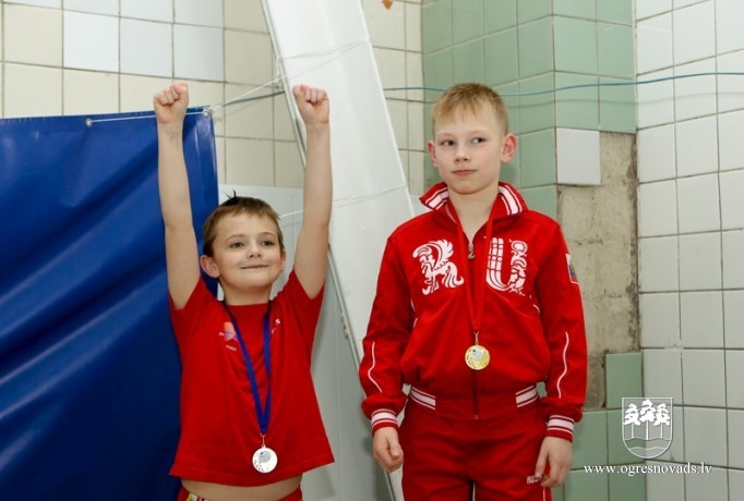 Ogrēniešiem lieliski rezultāti peldēšanas čempionātā