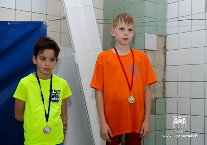 Ogrēniešiem lieliski rezultāti peldēšanas čempionātā