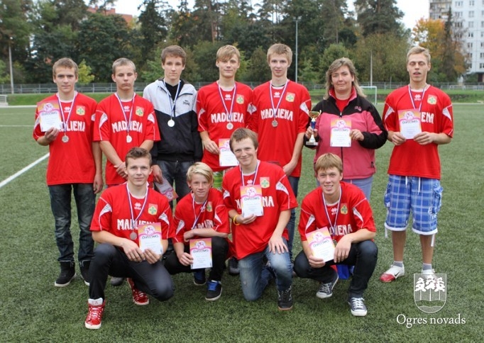 Ogres novada skolu komandām četri čempionu tituli futbolā