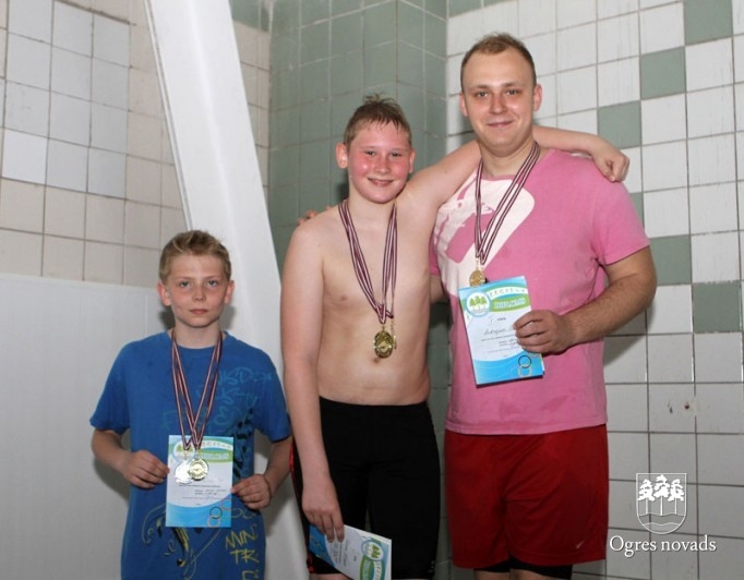 Noskaidroti novada ātrākie peldētāji