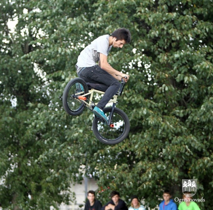 Sacensības skeitparkā