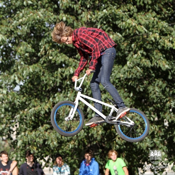 Sacensības skeitparkā