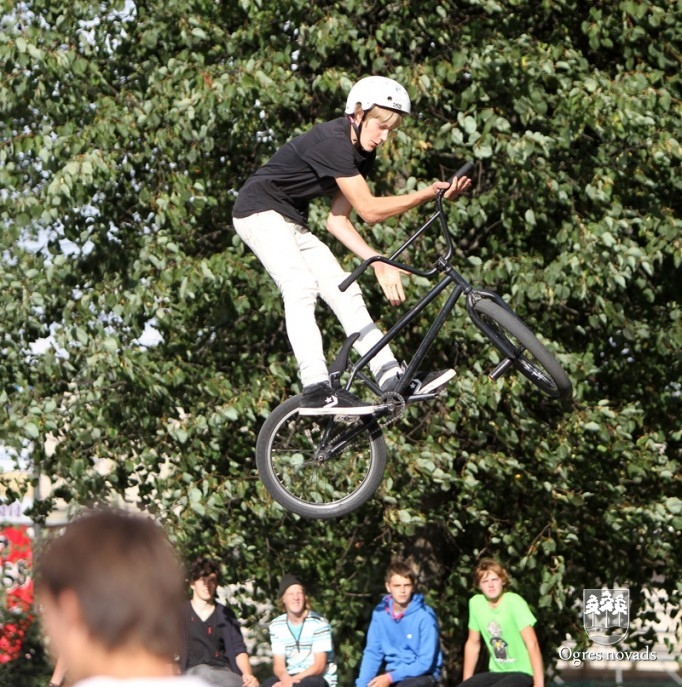 Sacensības skeitparkā