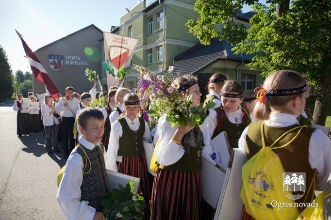 Projekts "Dziedošie kaimiņi'' noslēdzas ar grandioziem Dziesmu svētkiem