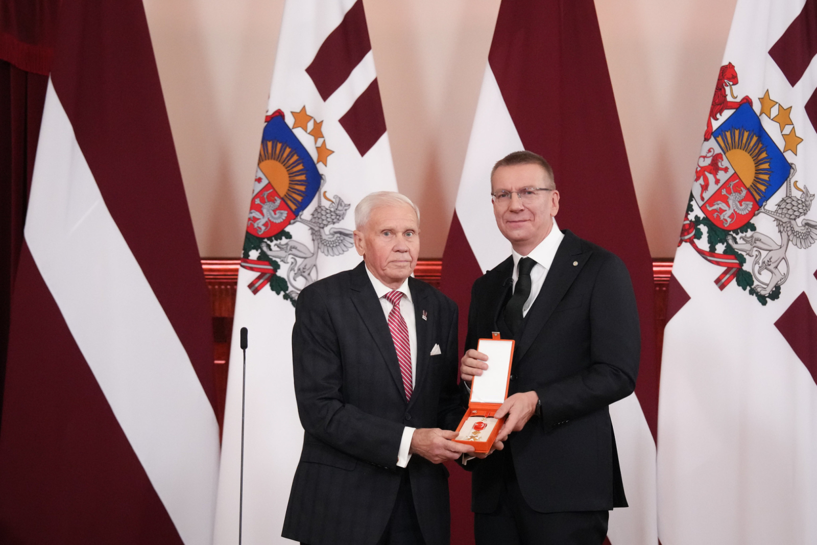 Latvijas Republikas proklamēšanas 107. gadadienā, 18. novembrī, Rīgas pilī notika valsts augstāko apbalvojumu – Triju Zvaigžņu ordeņa, Viestura ordeņa un Atzinības krusta – pasniegšanas svinīgā ceremonija, kuras laikā tika godināti arī vairāki Ogres novada iedzīvotāji. Ivars Kaļķis