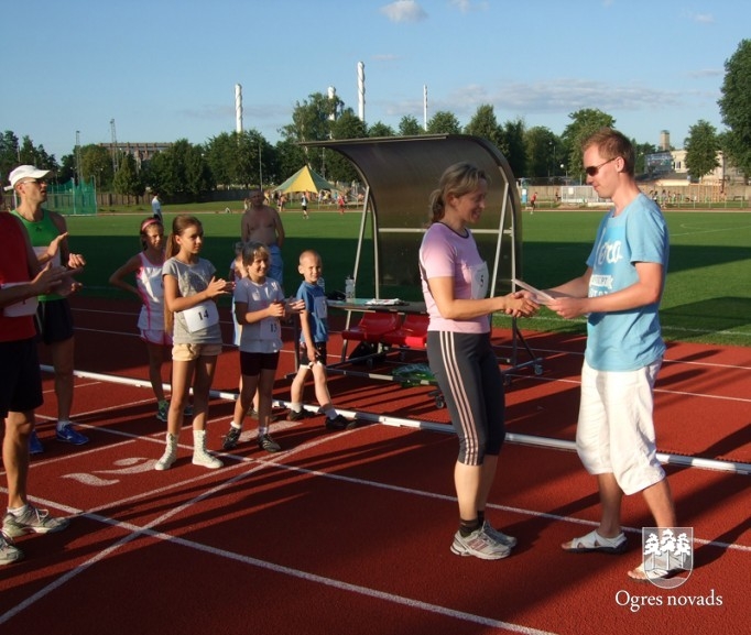 Jūlija "Veselības apļu" uzvarētāju apbalvošana