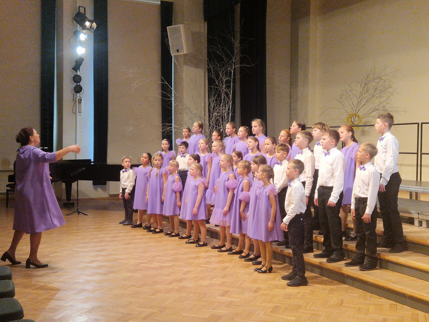 15. aprīlī Ogres novada Kultūras centrā norisinājās Ogres novada izglītības iestāžu 1.-4. klašu un 10.-12. klašu koru skate, kurā piedalījās dziedātāji no Madlienas, Lielvārdes, Birzgales, Jumpravas, Ikšķiles, Ķeguma, Ogres, Ogresgala un Suntažu izglītības iestādēm.