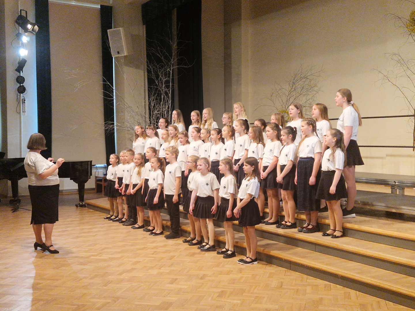 15. aprīlī Ogres novada Kultūras centrā norisinājās Ogres novada izglītības iestāžu 1.-4. klašu un 10.-12. klašu koru skate, kurā piedalījās dziedātāji no Madlienas, Lielvārdes, Birzgales, Jumpravas, Ikšķiles, Ķeguma, Ogres, Ogresgala un Suntažu izglītības iestādēm.