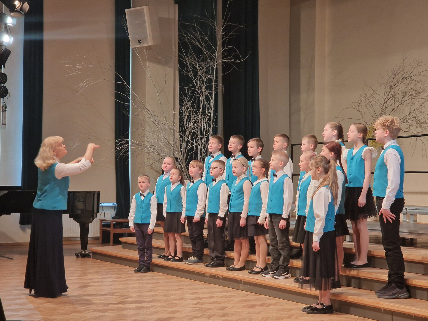 15. aprīlī Ogres novada Kultūras centrā norisinājās Ogres novada izglītības iestāžu 1.-4. klašu un 10.-12. klašu koru skate, kurā piedalījās dziedātāji no Madlienas, Lielvārdes, Birzgales, Jumpravas, Ikšķiles, Ķeguma, Ogres, Ogresgala un Suntažu izglītības iestādēm.