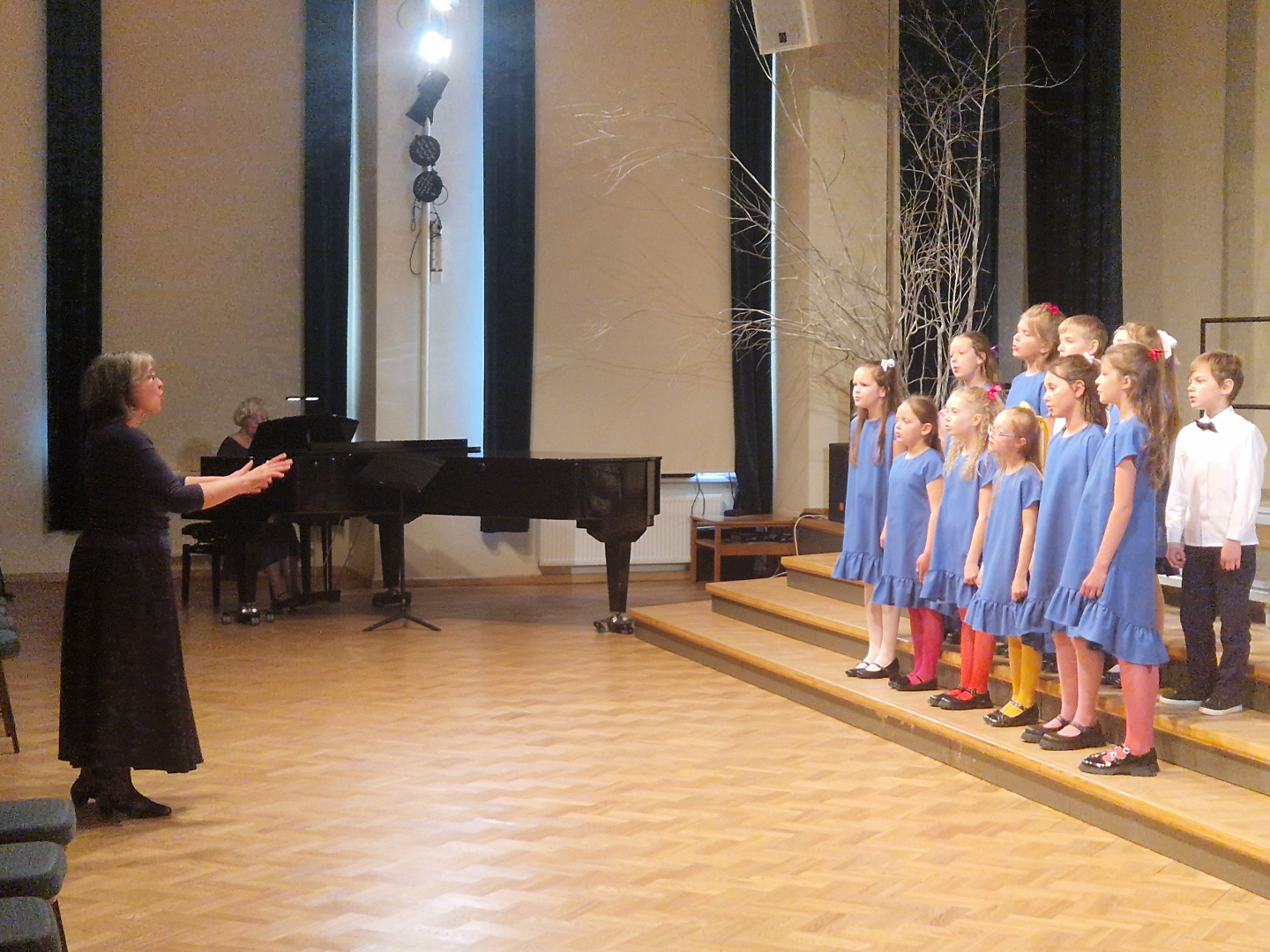 15. aprīlī Ogres novada Kultūras centrā norisinājās Ogres novada izglītības iestāžu 1.-4. klašu un 10.-12. klašu koru skate, kurā piedalījās dziedātāji no Madlienas, Lielvārdes, Birzgales, Jumpravas, Ikšķiles, Ķeguma, Ogres, Ogresgala un Suntažu izglītības iestādēm.