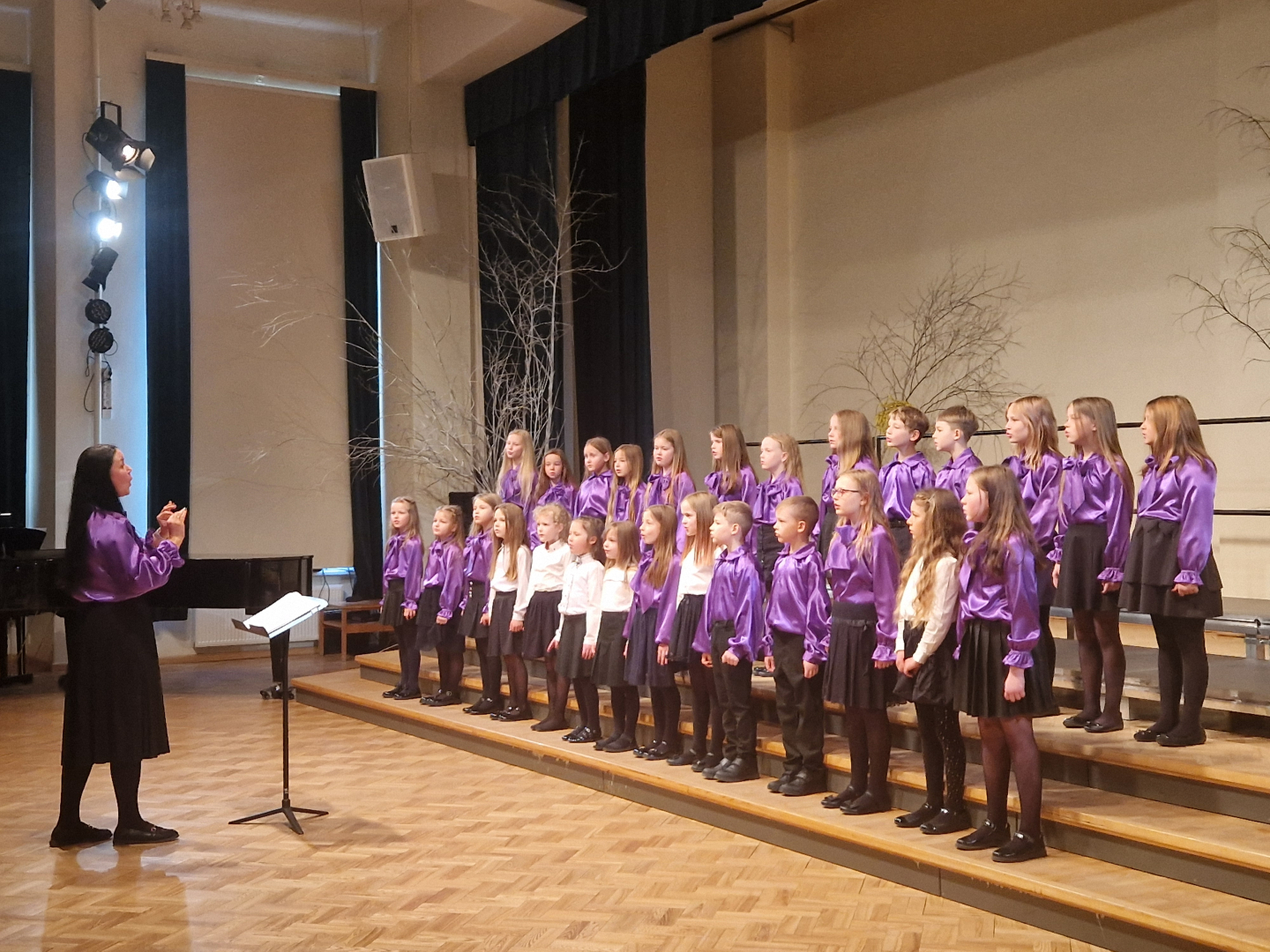 15. aprīlī Ogres novada Kultūras centrā norisinājās Ogres novada izglītības iestāžu 1.-4. klašu un 10.-12. klašu koru skate, kurā piedalījās dziedātāji no Madlienas, Lielvārdes, Birzgales, Jumpravas, Ikšķiles, Ķeguma, Ogres, Ogresgala un Suntažu izglītības iestādēm.