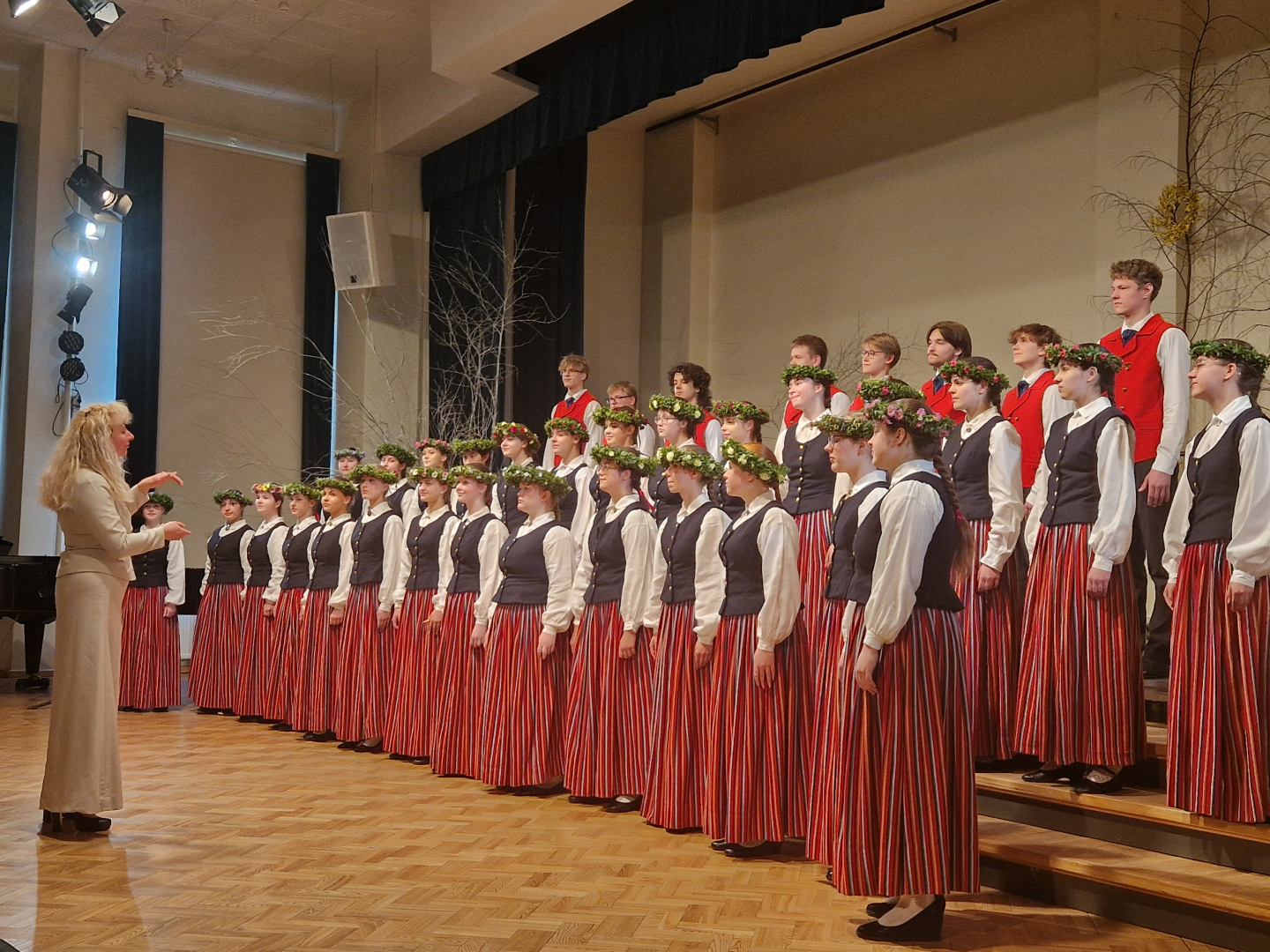 15. aprīlī Ogres novada Kultūras centrā norisinājās Ogres novada izglītības iestāžu 1.-4. klašu un 10.-12. klašu koru skate, kurā piedalījās dziedātāji no Madlienas, Lielvārdes, Birzgales, Jumpravas, Ikšķiles, Ķeguma, Ogres, Ogresgala un Suntažu izglītības iestādēm.