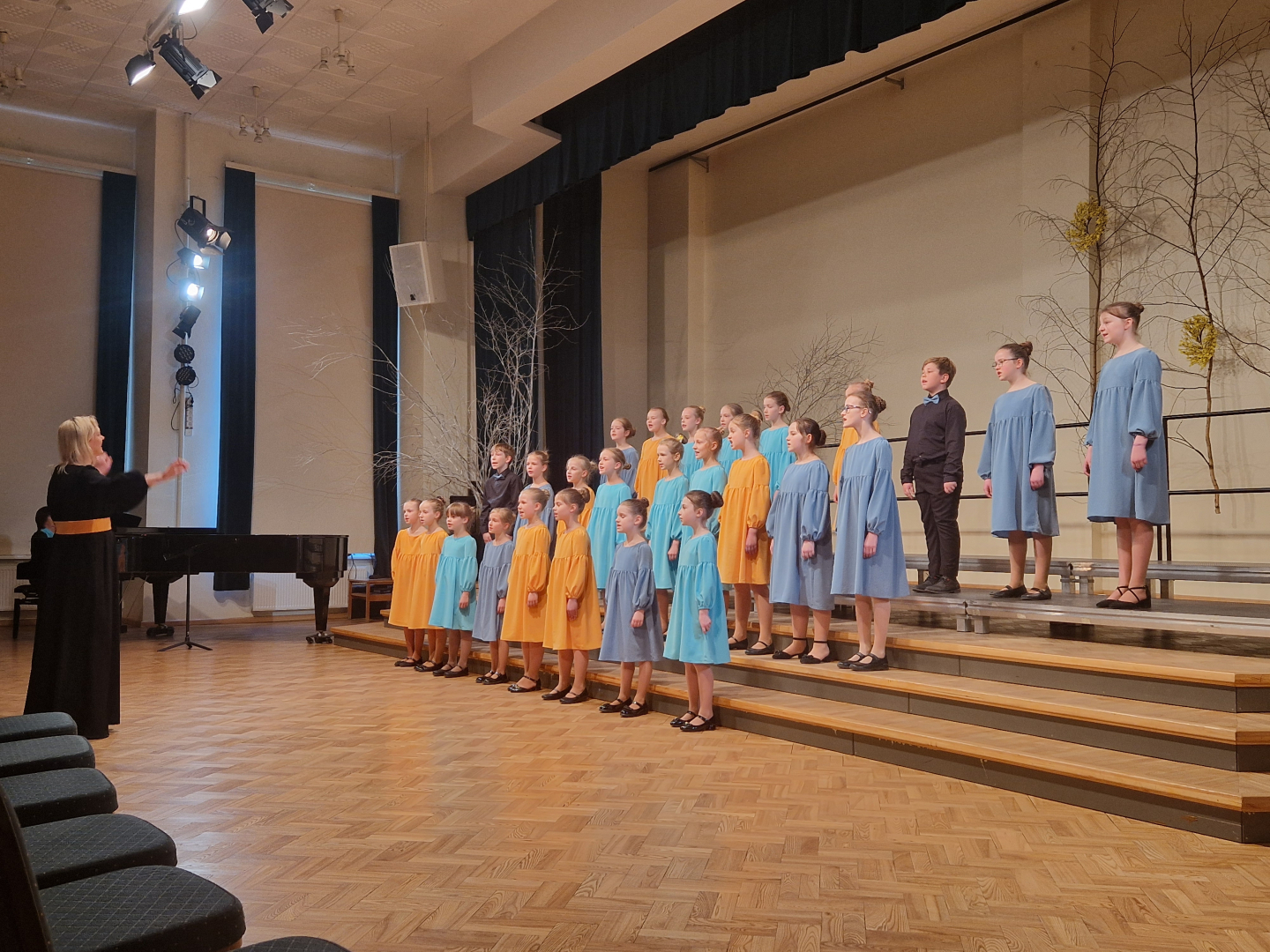 15. aprīlī Ogres novada Kultūras centrā norisinājās Ogres novada izglītības iestāžu 1.-4. klašu un 10.-12. klašu koru skate, kurā piedalījās dziedātāji no Madlienas, Lielvārdes, Birzgales, Jumpravas, Ikšķiles, Ķeguma, Ogres, Ogresgala un Suntažu izglītības iestādēm.