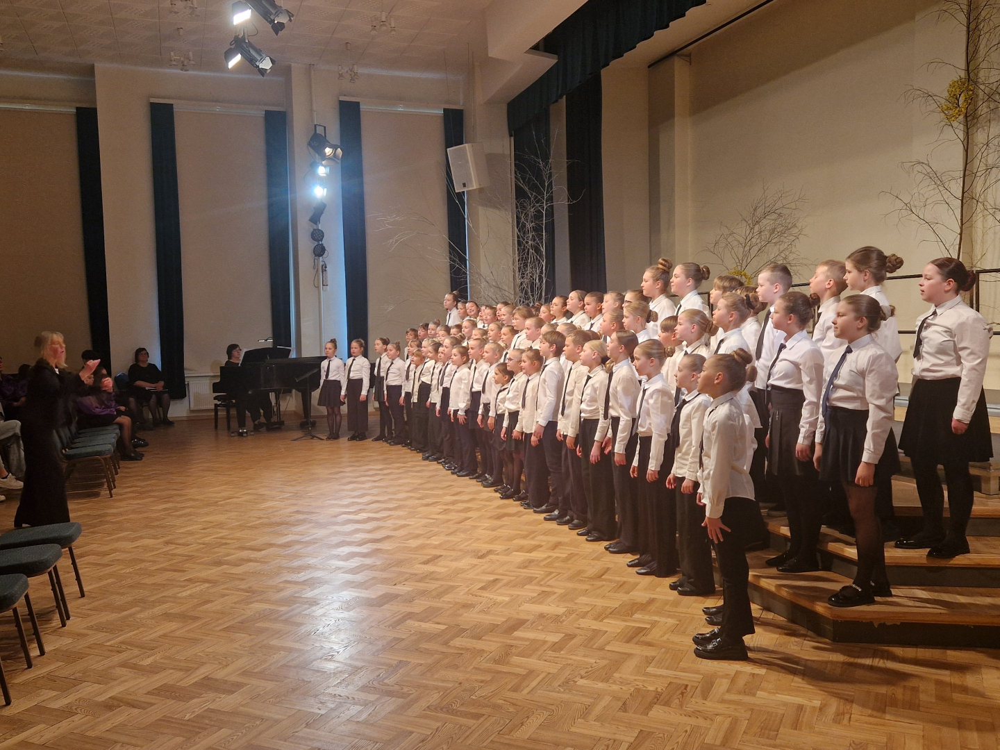 15. aprīlī Ogres novada Kultūras centrā norisinājās Ogres novada izglītības iestāžu 1.-4. klašu un 10.-12. klašu koru skate, kurā piedalījās dziedātāji no Madlienas, Lielvārdes, Birzgales, Jumpravas, Ikšķiles, Ķeguma, Ogres, Ogresgala un Suntažu izglītības iestādēm.