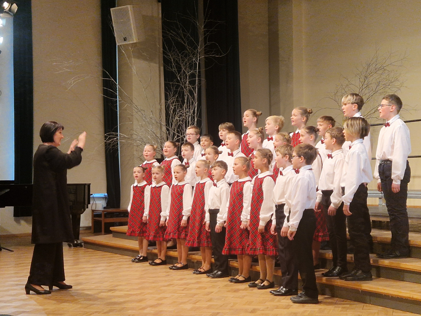 15. aprīlī Ogres novada Kultūras centrā norisinājās Ogres novada izglītības iestāžu 1.-4. klašu un 10.-12. klašu koru skate, kurā piedalījās dziedātāji no Madlienas, Lielvārdes, Birzgales, Jumpravas, Ikšķiles, Ķeguma, Ogres, Ogresgala un Suntažu izglītības iestādēm.