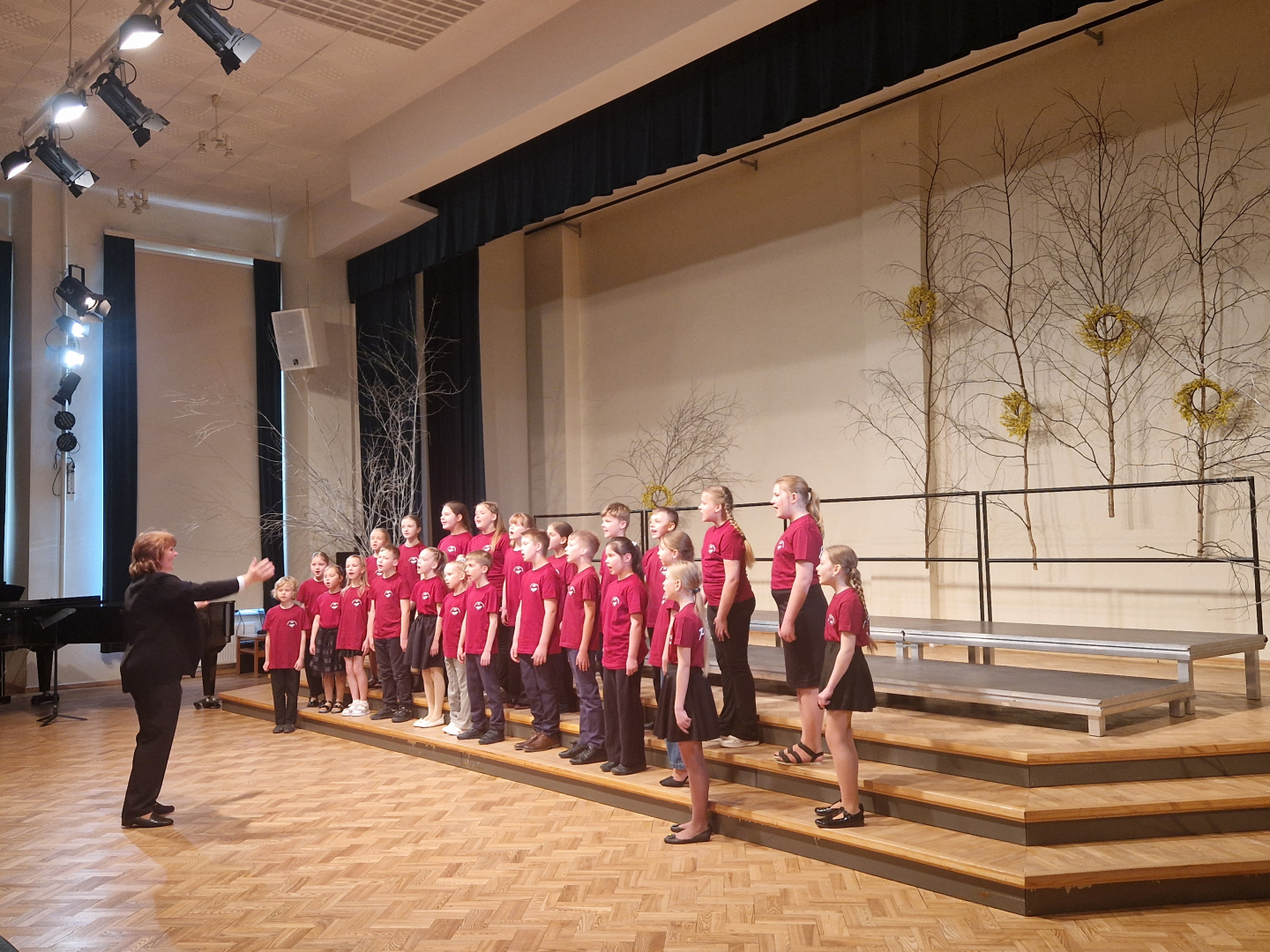 15. aprīlī Ogres novada Kultūras centrā norisinājās Ogres novada izglītības iestāžu 1.-4. klašu un 10.-12. klašu koru skate, kurā piedalījās dziedātāji no Madlienas, Lielvārdes, Birzgales, Jumpravas, Ikšķiles, Ķeguma, Ogres, Ogresgala un Suntažu izglītības iestādēm.