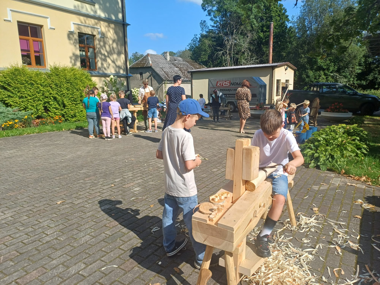 Izzinoši radoša nodarbība Taurupes pamatskolas skolēniem – “Cilvēks, koks, kultūrvērtība”