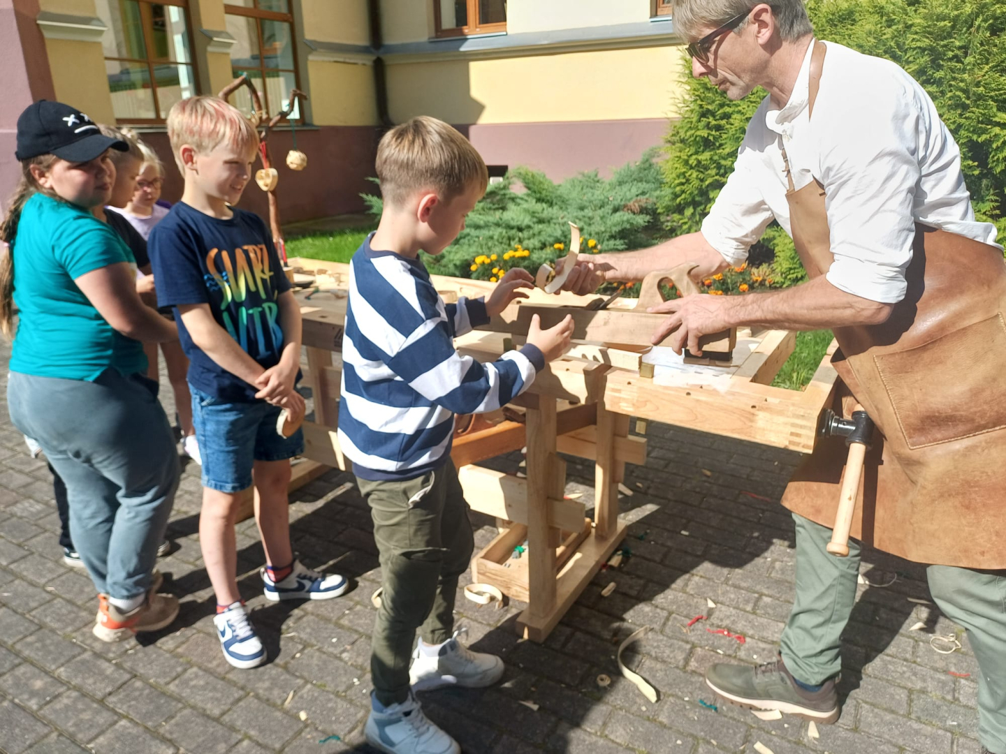 Izzinoši radoša nodarbība Taurupes pamatskolas skolēniem – “Cilvēks, koks, kultūrvērtība”