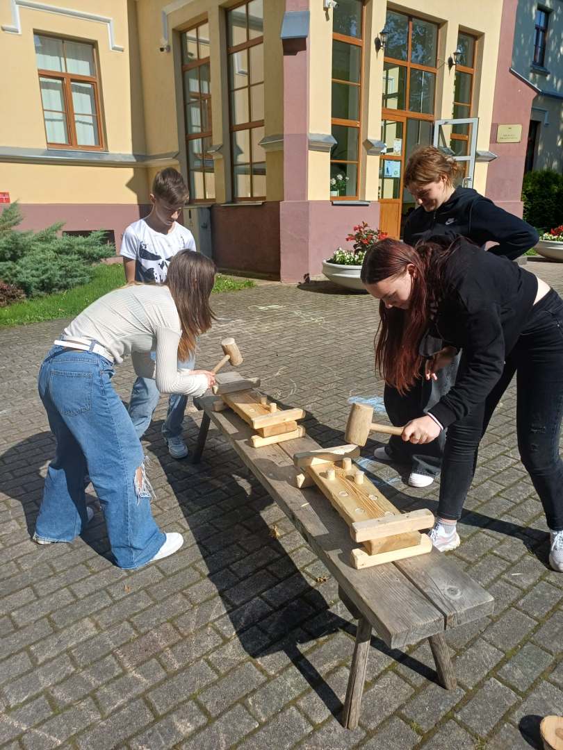Izzinoši radoša nodarbība Taurupes pamatskolas skolēniem – “Cilvēks, koks, kultūrvērtība”