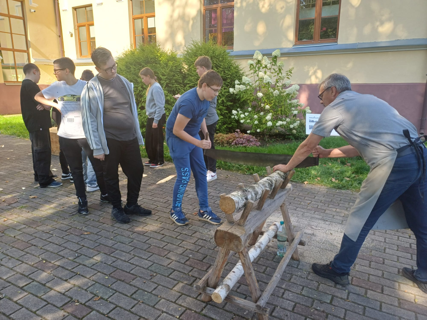 Izzinoši radoša nodarbība Taurupes pamatskolas skolēniem – “Cilvēks, koks, kultūrvērtība”