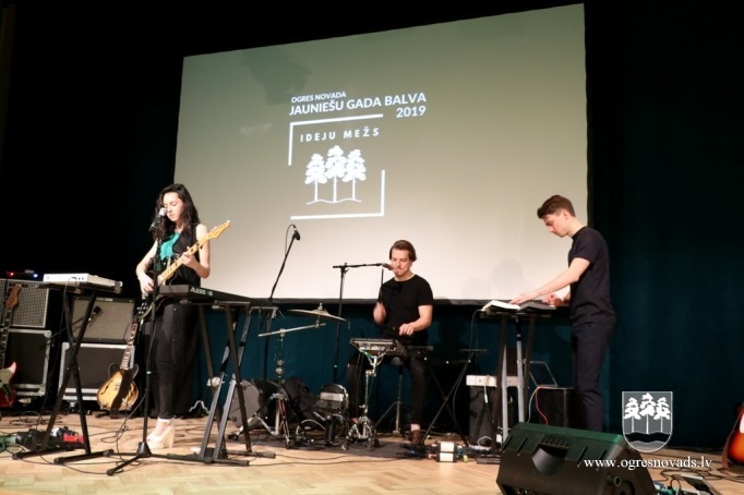 Pasniegta Ogres novada Jauniešu Gada balva