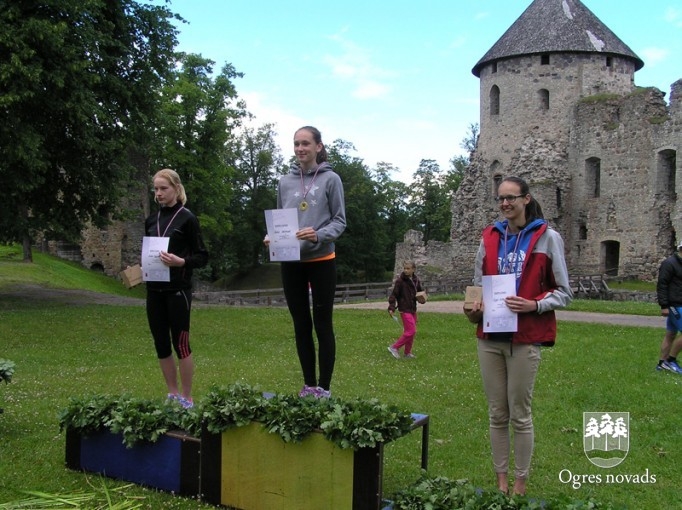 Ogres skrējēji startē skrējienā "Jānis un Jānītis"