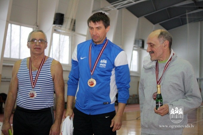 Ogres novada vieglatlētiem piecas medaļas veterānu čempionātā Jēkabpilī