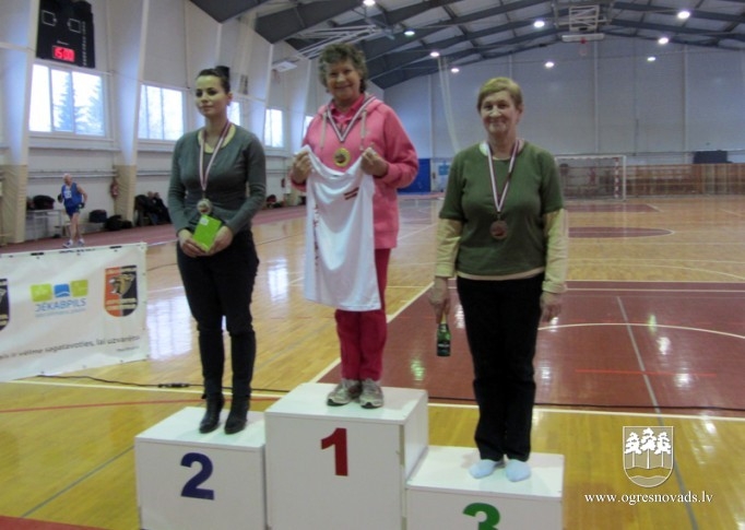 Ogres novada vieglatlētiem piecas medaļas veterānu čempionātā Jēkabpilī