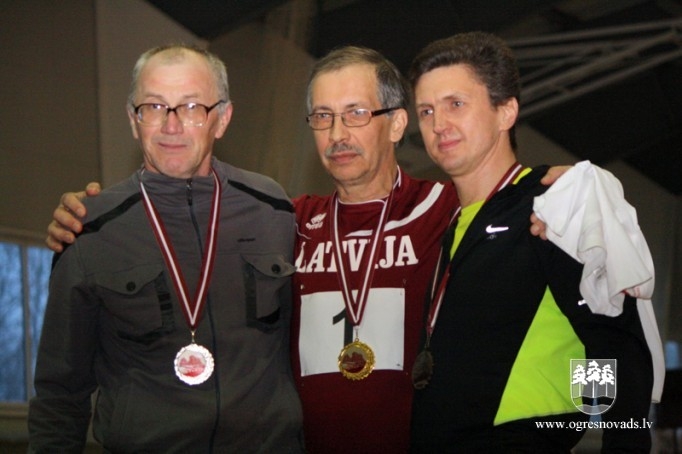 Ogres novada vieglatlētiem piecas medaļas veterānu čempionātā Jēkabpilī