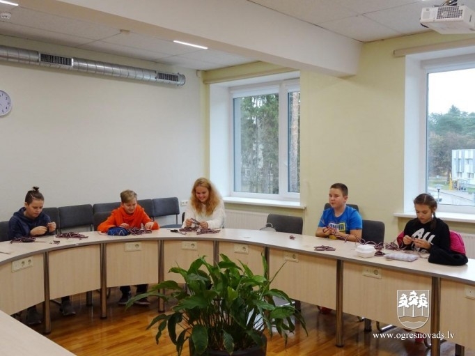 Ogres skolēni palīdz Latvijas karoga lentīšu gatavošanā