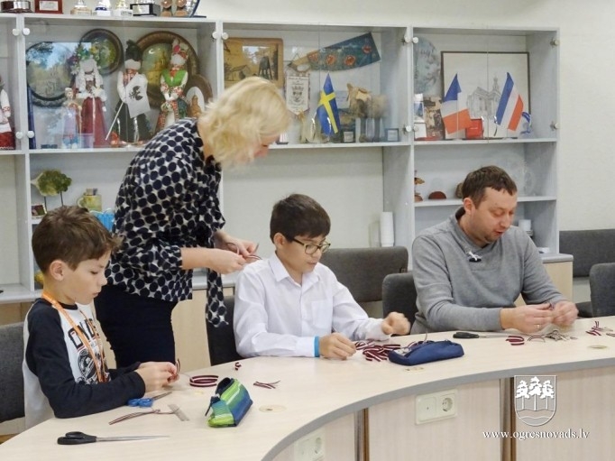 Ogres skolēni palīdz Latvijas karoga lentīšu gatavošanā