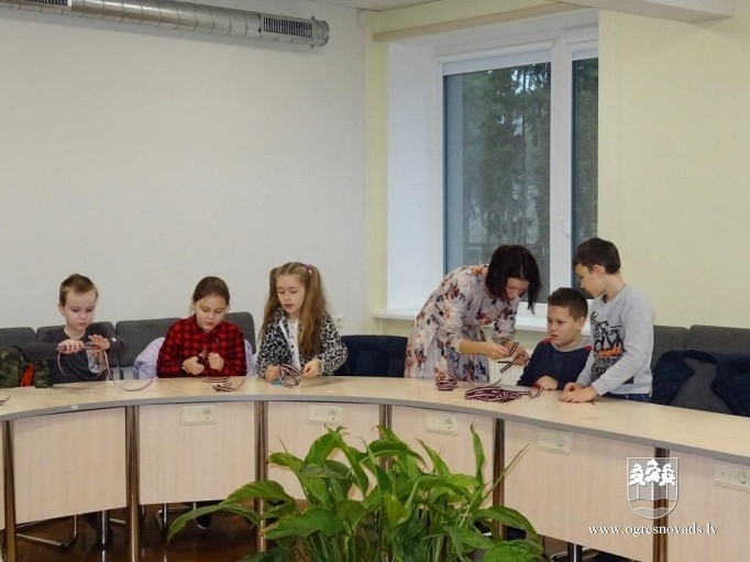 Ogres skolēni palīdz Latvijas karoga lentīšu gatavošanā