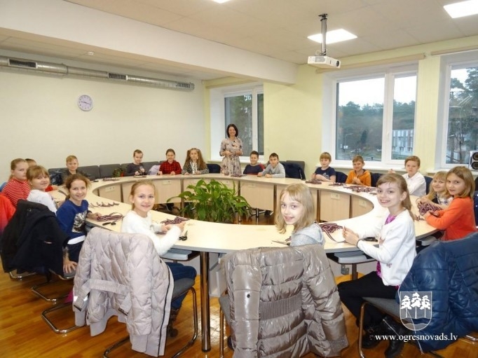 Ogres skolēni palīdz Latvijas karoga lentīšu gatavošanā