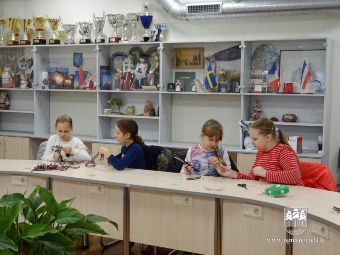 Ogres skolēni palīdz Latvijas karoga lentīšu gatavošanā