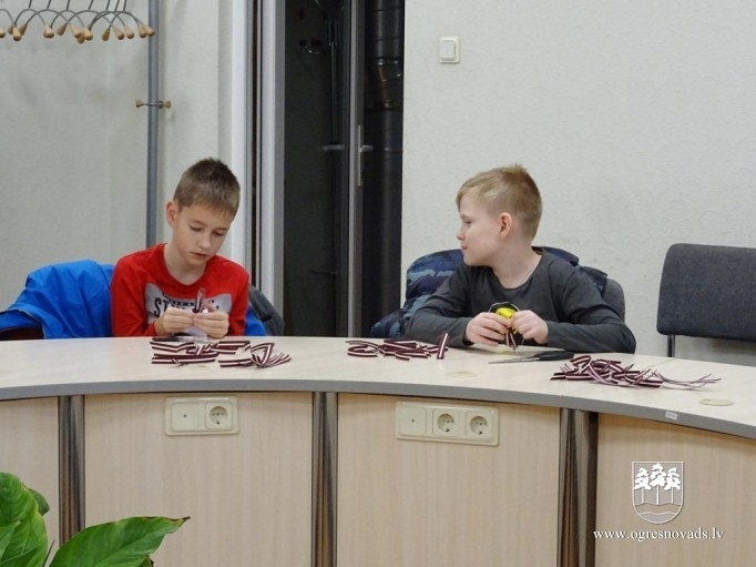 Ogres skolēni palīdz Latvijas karoga lentīšu gatavošanā