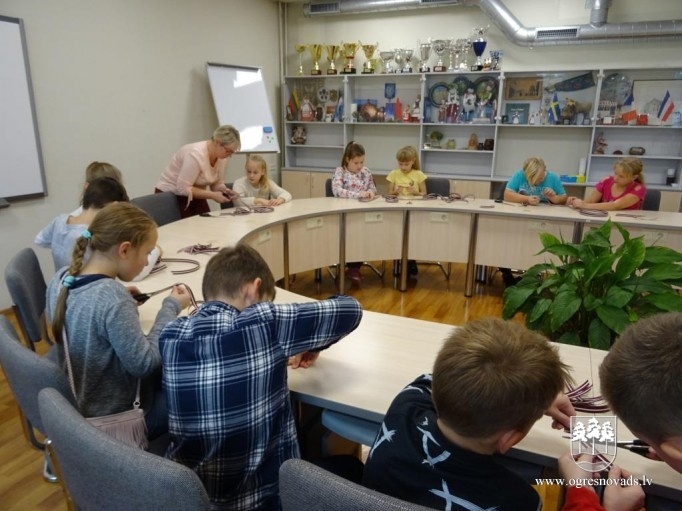 Ogres skolēni palīdz Latvijas karoga lentīšu gatavošanā