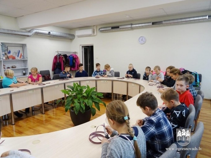 Ogres skolēni palīdz Latvijas karoga lentīšu gatavošanā