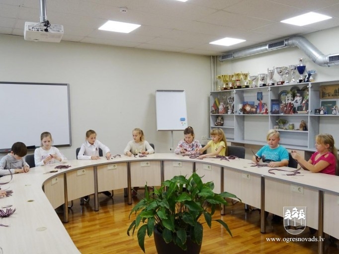 Ogres skolēni palīdz Latvijas karoga lentīšu gatavošanā