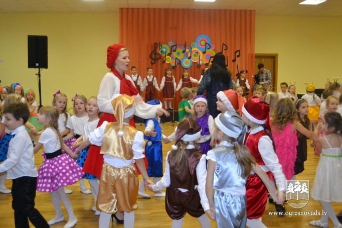 Ogres novada bērnu dārzi piedalās sadziedāšanās svētkos “Kopā jautrāk!”