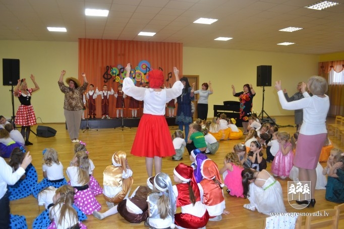 Ogres novada bērnu dārzi piedalās sadziedāšanās svētkos “Kopā jautrāk!”