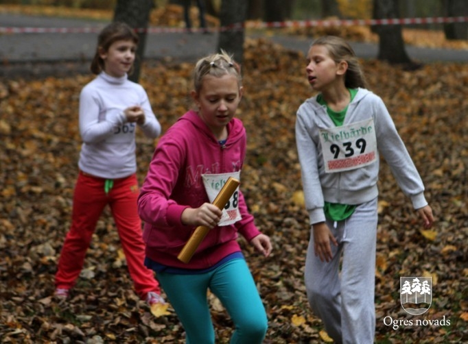 Ogrēniešiem un madlieniešiem uzvaras rudens krosa stafetēs