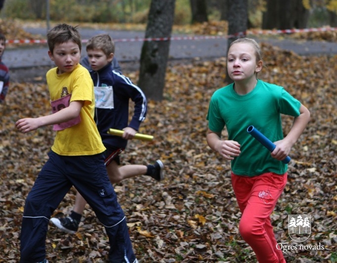 Ogrēniešiem un madlieniešiem uzvaras rudens krosa stafetēs