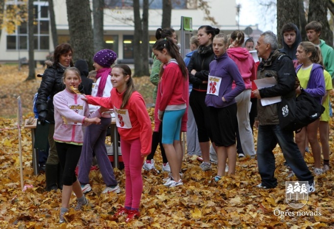Ogrēniešiem un madlieniešiem uzvaras rudens krosa stafetēs