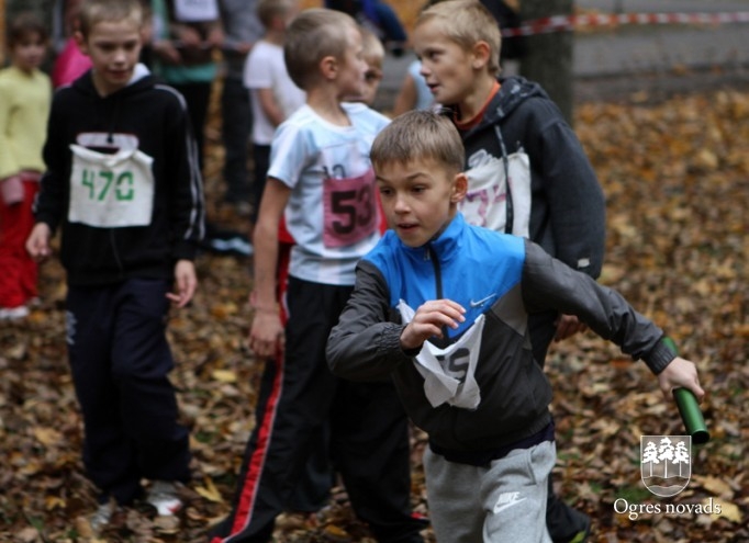 Ogrēniešiem un madlieniešiem uzvaras rudens krosa stafetēs