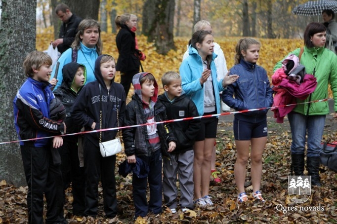 Ogrēniešiem un madlieniešiem uzvaras rudens krosa stafetēs