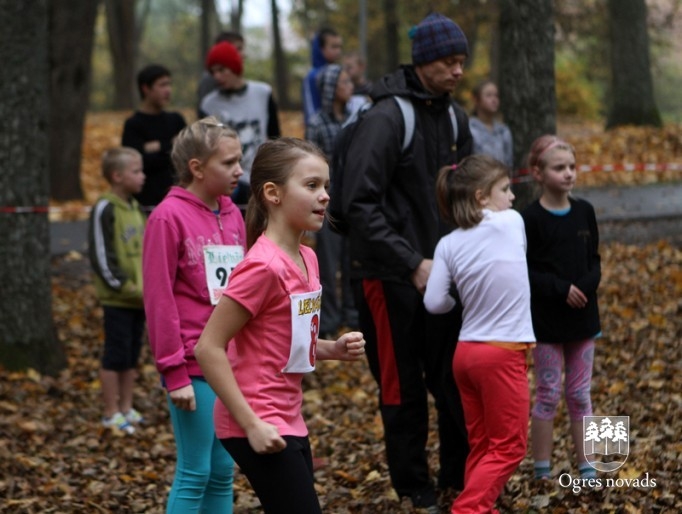 Ogrēniešiem un madlieniešiem uzvaras rudens krosa stafetēs