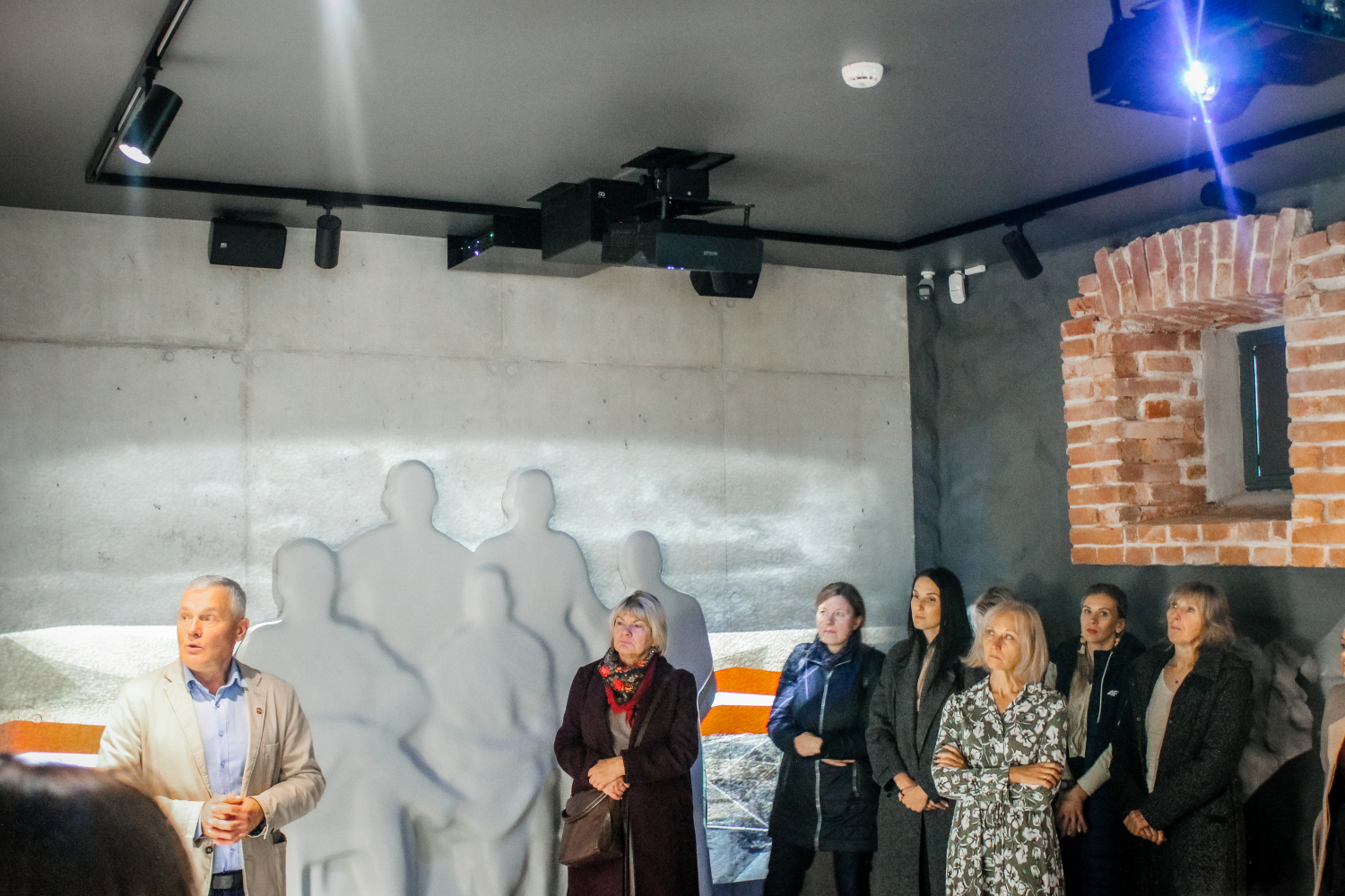 Ogres novada kultūras un tautas namu darbinieki tiekas Taurupes muižas klētī 