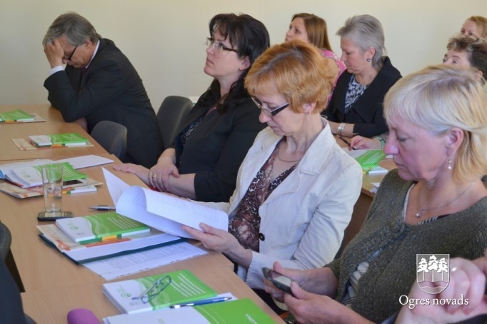 Ogrē diskutē par cienīga darba apstākļiem pedagogiem