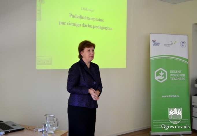 Ogrē diskutē par cienīga darba apstākļiem pedagogiem